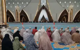 Jeda Sejenak di Masjid Al Jabbar: Cerita Sore Mendung yang Damai
