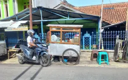 Kehangatan Pagi Hari di Gerobak Bubur Ayam Pasor