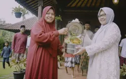 Hangatnya Tradisi Nganteuran di Kampung Sukabirus