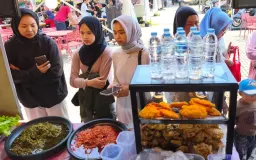 Aroma Pedas dari Ulekan Besar Menggoda di Tengah Ramainya Festival Kuliner Bandung