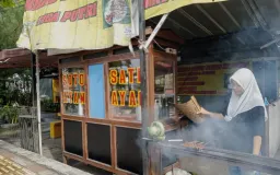Ketika Lari Pagi Berhenti di Aroma Sate dan Soto Madura: Cerita Hangat Keluarga Perantau di Bandung