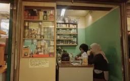 Menyeduh Ketenangan, Menjual Kesabaran: Kisah Teh Dekat dari Pasar Cihapit
