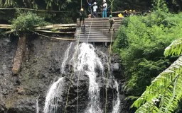 Mengubah Rappelling Menjadi Aktivitas Wisata yang Bisa Dinikmati Pemula