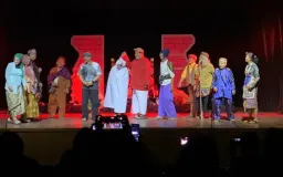 Pementasan Longser Jurig Guncang Gedung Rumentang Siang dengan Tawa dan Sindiran 