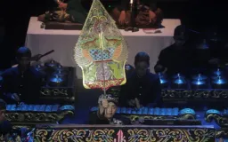 Cahaya Wayang di Senja Giriharja