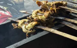 ‘Pengkolan Jati’, Kenikmatan Makan Bakakak di Saung Sawah dengan Pemandangan Gunung Tampomas