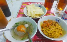 Mi Bakso Legendaris ‘Abrag’: Doyan Baksonya tapi Gak Tahu Apa Itu ‘Abrag’