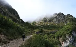 Naik Gunung Demi Gengsi: FOMO Generasi Muda yang Menghidupkan Industri Outdoor