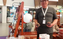 Dari Bank ke Dapur: Andri dan Daimata yang Meracik Peluang dari Pedasnya Sambal Lokal