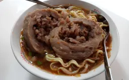 Bakso Jumbo dan Doa Panjang: Perjalanan Kuliner Sumarmi di Kedai Bakso Laman Astaghfirullahaladzim