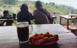 Menikmati Perkedel Ibu Kokom 3 dan Syahdu Alam Cimenyan