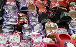 Sendal Perempuan yang Tak Boleh Hanya Nyaman Dipakai