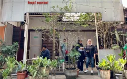 Sisi Tiara dan Kopi Cantel: Meracik Kehangatan di Tengah Estetika Kafe Bandung