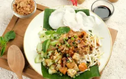 Makan Siang Pakai Karedok, Sehat dan Bikin Kenyang