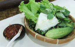 Lalap: Rahasia Kesehatan dan Identitas Budaya di Meja Makan Sunda