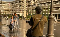Memburu Senyum Wisatawan, Rezeki Fotografer Jalanan di Asia Afrika Kota Bandung