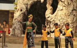Ngemuseum, Yuk!