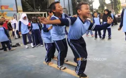 Apalah Arti Sebuah Nama: Rekonstruksi Hubungan Agus dan Agustus