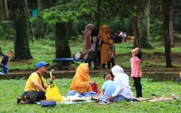 Bila Munggahan di Bandung: Alhamdulillah Bisa Botram Khidmat di Kebon Binatang