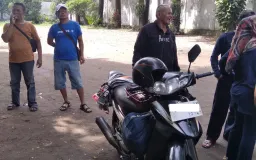 Penjual Dompet Sukaregang Garut ‘Nyelip’ di Tengah Penjual Oleh-Oleh Yogyakarta