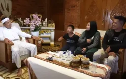 Keberaniannya Nangkap Ular Bawa “Bocil Dika” Bertemu KDM di Lembur Pakuan