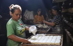 Potret Gejolak Ekonomi, Nestapa Ojol hingga Perajin Tahu Tempe di Bandung
