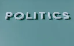 Politik Populer vs Tata Kelola: Birokrasi yang Tergerus
