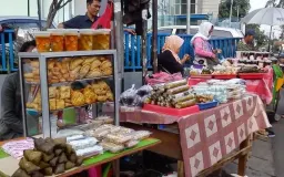 Drama Spiritual Ramadan di Pasar Dadakan: Cingunguk pun Serupa Kurma Premium yang Terbang!