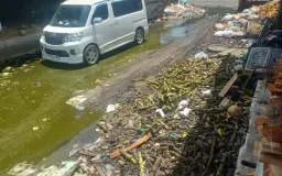Air Lindih Menggenang di Jalan Pasar Gedebage, Warga Siap Laporkan ke Polda Jabar