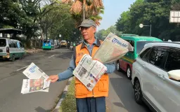 Tergusur Kemajuan Teknologi, Loper Koran di Ambang Kepunahan 