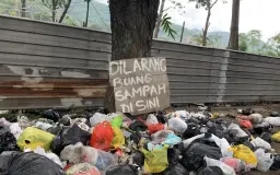 Kesabaran Pedagang Pasar Baleendah dan ‘Lautan Sampah’ yang Tiada Akhir