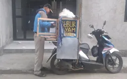 Demi Anak dan Istri, Setiap Hari Mang Amir Ngegas Motornya ‘Membelah Subuh’ Jualan Bubur Ayam