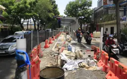 Halte BRT di Tengah Jalan Satu Arah, Solusi atau Biang Macet Baru di Ahmad Yani Cicadas?