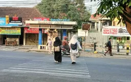 Zebra Cross di depan UIN Bandung Kampus 1, Apakah Safe-Crossing?