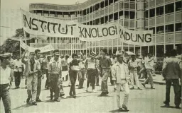 Dualisme Mahasiswa Bandung: Di Antara Barisan Soekarno dan Gelombang Aksi Massa