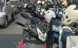 Semrawut Parkir Liar Pasar Ujungberung: Jalan Sempit, Pejalan Kaki Terpaksa Nyempil di Antara Kendaraan