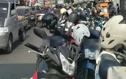 Semrawut Parkir Liar Pasar Ujungberung: Jalan Sempit, Pejalan Kaki Terpaksa Nyempil di Antara Kendaraan