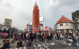 Polisi, Massa Hitam, dan Keamanan Kota Bandung