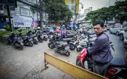 Parkir Gratis sebagai Fiksi yang Dipajang dengan Huruf Kapital