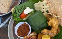 Nasi Timbel dalam Balutan Anyaman Sunda