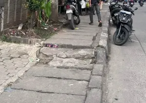 Parkir Sembarangan dan Trotoar Rusak Menggangu Aktivitas Pejalan Kaki di Jl. Buah Batu, Kec.Lengkong, Kota Bandung, Jawa Barat, Selasa (2/12/2025). (Foto: Rahma Dewi Utami)