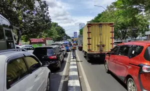 Lampu Merah Kiaracondong-Soekarno Hatta (Kircon) di Kota Bandung sudah lama ditetapkan sebagai stopan “Lampu Merah Terlama di Indonesia”. (Sumber: Ayobandung.id | Foto: Muslim Yanuar)