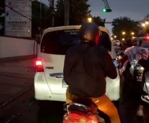 Pengendara sepeda motor yang mengalami kemacetan di jalan Asia Afrika, Kota Bandung. (20/12/2025). (Foto: Randa)
