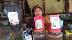 Enih sedang menjajakan kopi palintang di kaki Gunung Manglayang. (Sumber: Ay | Foto: Mildan Abdalloh)