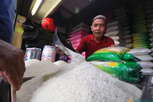Pedagang beras melayani pembeli di Pasar Sederhana, Kota Bandung. (Sumber: ayobandung.id | Foto: Irfan Al- Faritsi)