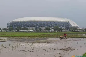 Petani membajak sawah menggunakan traktor di Gedebage, Kota Bandung, Kamis 4 Januari 2024. (Sumber: ayobandung.id | Foto: Irfan Al- Faritsi)