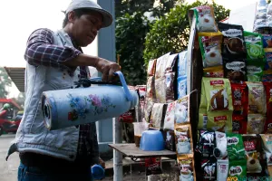 Kurnia memulai usahanya sebagai pedagang kopi keliling sejak tahun 2020. (Sumber: ayobandung.id | Foto: Lukman Hidayat)