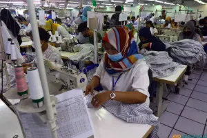 Aktivitas buruh perempuan di sebuah pabrik tekstil di Kota Bandung. (Sumber: ayobandung.id | Foto: Irfan Al-Faritsi)