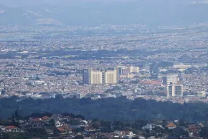 Sejumlah apartemen dan hotel berdiri di Kota Bandung. (Sumber: Ayobandung | Foto: Irfan Al Faritsi)