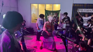 Suasana Pertunjukan Band Dongker di acara 2nd Anniversary Balada Dongkap di  di Spill and Bites Purnawarman, Bandung (24/10/2025) (Kiri: Delpi, Tengah: Arno, Kanan: Tantra) (Sumber: dokumentasi pribadi | Foto: Nurmeila Elfreda)